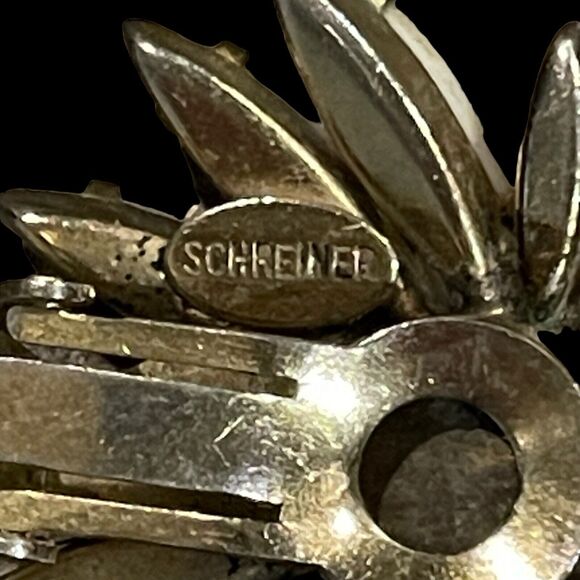 BEAUTIFUL SIGNED SCHREINER NEW YORK WHITE & AMBER GLASS FLOWER CLIP EARRINGS - Picture 3 of 10